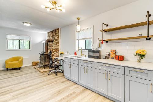 Poconos Family Home with Lake Access and Game Roomにあるキッチンまたは簡易キッチン