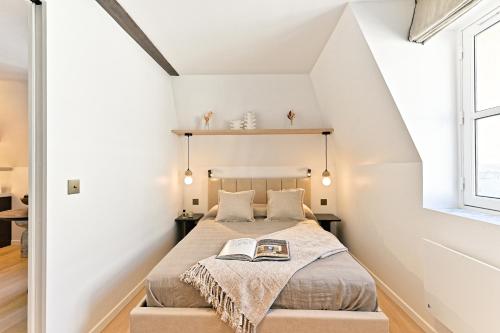- une chambre avec un lit et un livre dans l'établissement Élégant esprit suite d'hôtel, à Paris