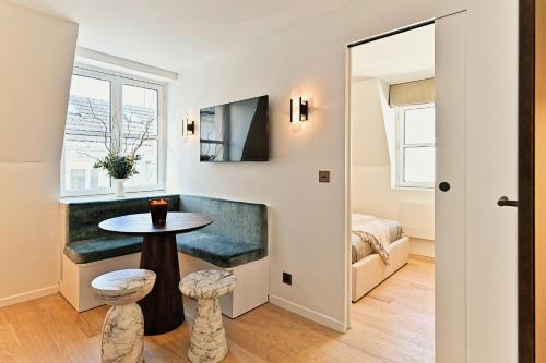Cette chambre comprend une table et un lit. dans l'établissement Élégant esprit suite d'hôtel, à Paris