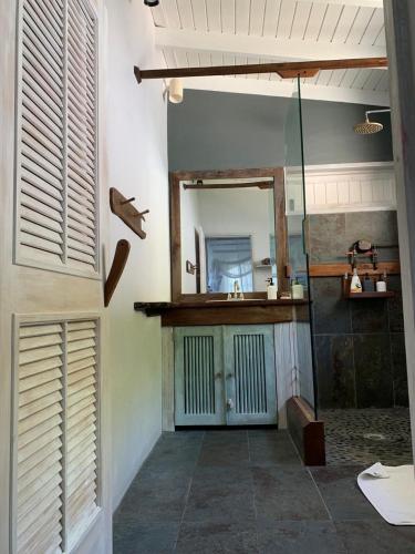 Koupelna v ubytování Moonrise Loft Two bedroom house each with en suite bathroom Five min drive to Falmouth Harbor