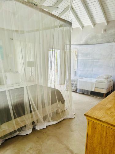 Postel nebo postele na pokoji v ubytování Moonrise Loft Two bedroom house each with en suite bathroom Five min drive to Falmouth Harbor