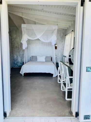 Postel nebo postele na pokoji v ubytování Moonrise Loft Two bedroom house each with en suite bathroom Five min drive to Falmouth Harbor