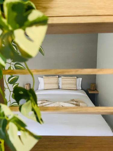 - une chambre avec un lit sous une mezzanine dans l'établissement Charming green studio, au Cannet