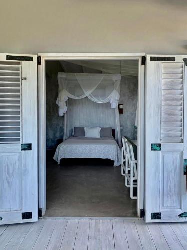 Postel nebo postele na pokoji v ubytování Moonrise Loft Two bedroom house each with en suite bathroom Five min drive to Falmouth Harbor