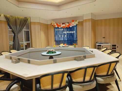霍尼亚拉Grace Hotel的一间有桌子和椅子的大房间