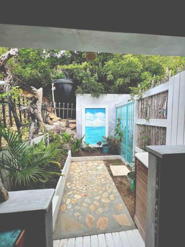 Zahrada ubytování Moonrise Loft Two bedroom house each with en suite bathroom Five min drive to Falmouth Harbor