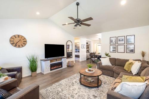 uma sala de estar com um sofá e uma TV em Happy Trails Flagstaff em Flagstaff