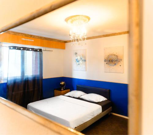 Ένα ή περισσότερα κρεβάτια σε δωμάτιο στο Home Suite Metz & Place de parking privée - Appartement Prestige