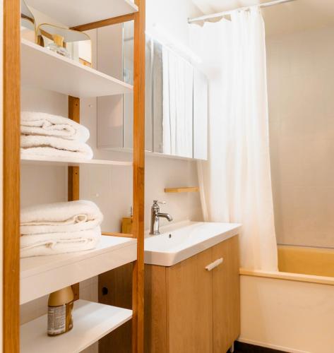 une salle de bain avec un lavabo et un miroir dans l'établissement NOUVEAU - Le Royal - Appartement Prestige, à Metz