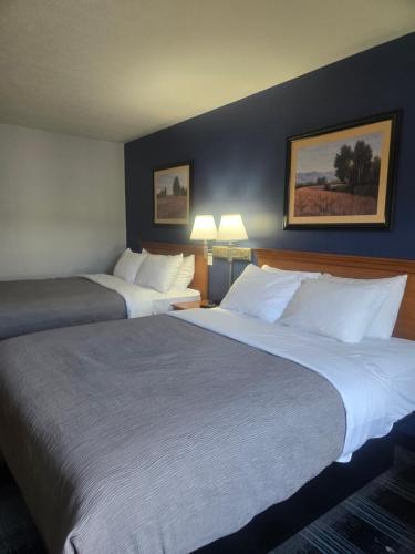 a hotel room with two beds and two lamps at Quality Inn Dublin I-81 in Dublin