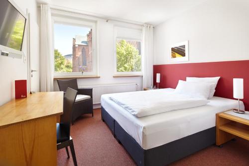 Säng eller sängar i ett rum på Hotel an der Marienkirche