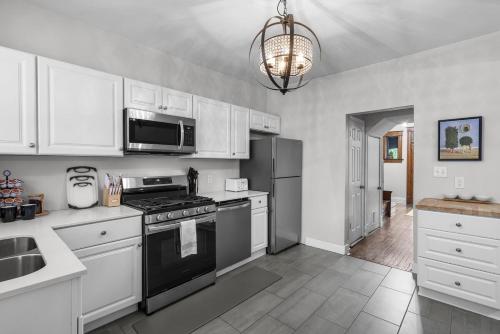Η κουζίνα ή μικρή κουζίνα στο Hartford Stylish 5BR Near Downtown With Private Backyard