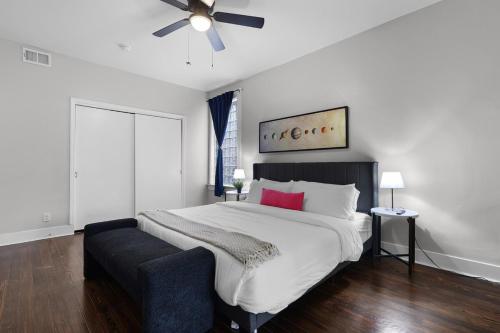 Ένα ή περισσότερα κρεβάτια σε δωμάτιο στο Hartford Stylish 5BR Near Downtown With Private Backyard