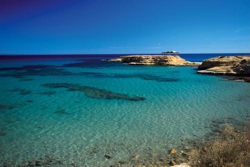 una gran masa de agua con una isla en el fondo en Hotel La Familia en El Campello