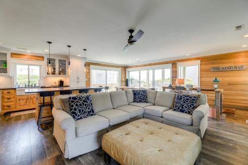 Χώρος καθιστικού στο Steps to Beach Bright Emerald Isle Retreat