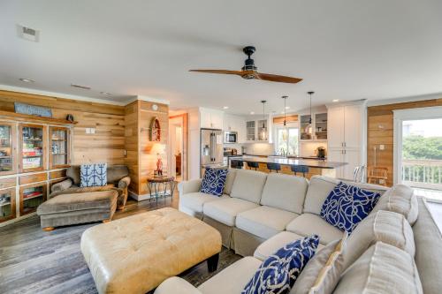 Χώρος καθιστικού στο Steps to Beach Bright Emerald Isle Retreat
