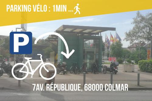 ein weißes Fahrrad, das vor einem Gebäude geparkt ist in der Unterkunft Bretzel Bed Petite Venise Bed in Shared room City Center Wi-Fi in Colmar