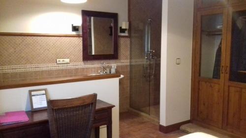 bagno con lavandino, doccia e scrivania di Casa Rural Haritzpe a Hondarribia