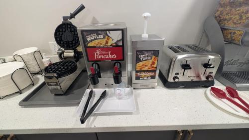 un bancone da cucina con una macchina per la pizza e un tostapane di Northland Motel a Chelmsford