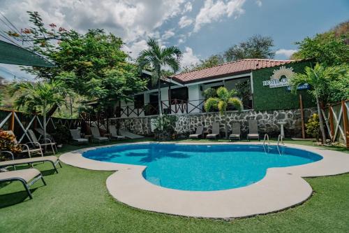 una piscina en el patio de una casa en Hotel Ocotal Bed & Breakfast, en Ocotal