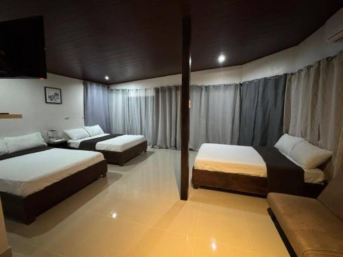 a hotel room with two beds and a couch at Casa Linda Vista in Caño Seco