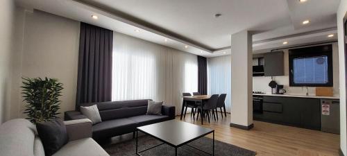 Kuchyň nebo kuchyňský kout v ubytování New Flat with Big Living Spaces 4 Near By Lara Beach