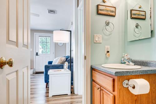Φωτογραφία από το άλμπουμ του Charming Coastal Cottage with Pool Access! σε Wells