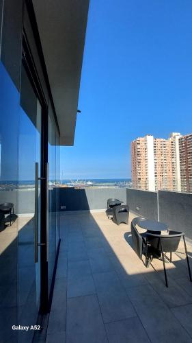 a balcony of a building with tables and chairs at Increíble Departamento Studio - Centro Antofagasta in Antofagasta