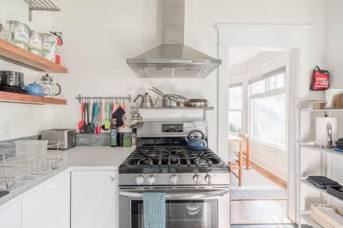 una cucina con piano cottura in acciaio inossidabile forno superiore di Radiant, Low-Key Apartment with powerful A/C a Seattle