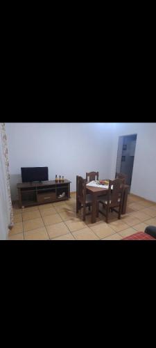 a living room with two chairs and a table at Espaço imigrantes in Praia Grande