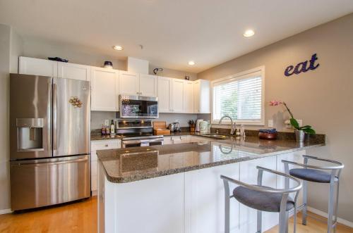 Kuchyň nebo kuchyňský kout v ubytování Gorgeous Queen Anne Townhouse - Rooftop Deck!