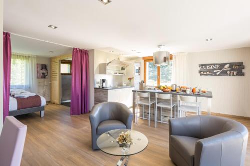 une pièce avec une cuisine et un salon dans l'établissement Logis Hôtel Le Relais du Bois Vialotte, au Chambon-sur-Lignon