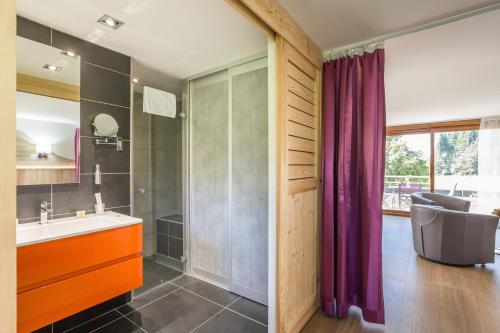 Ένα μπάνιο στο Logis Hôtel Le Relais du Bois Vialotte