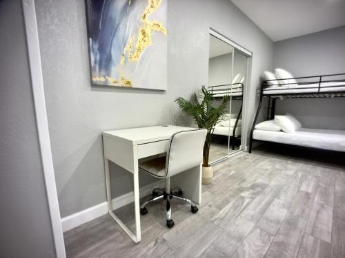 Luxury 4BR Getaway with Private Pool & Cozy Vibes!にあるベッド
