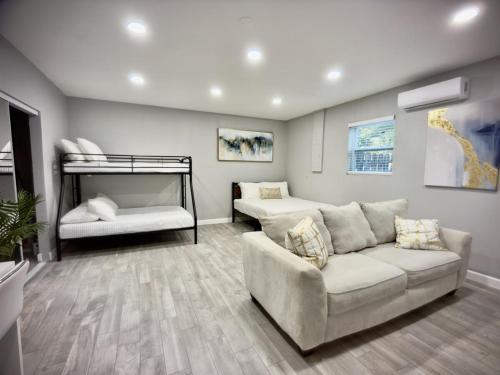 Luxury 4BR Getaway with Private Pool & Cozy Vibes!にあるベッド