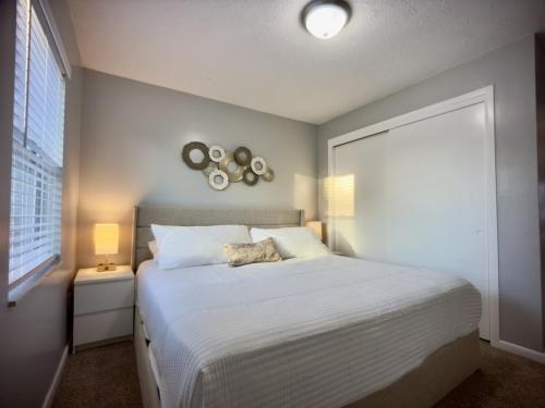 Luxury 4BR Getaway with Private Pool & Cozy Vibes!にあるベッド