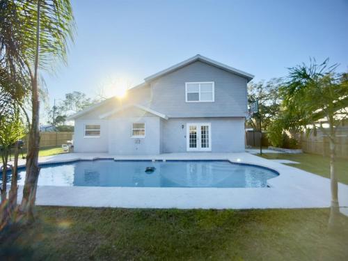 ValricoにあるLuxury 4BR Getaway with Private Pool & Cozy Vibes!の家の前にプールがある家