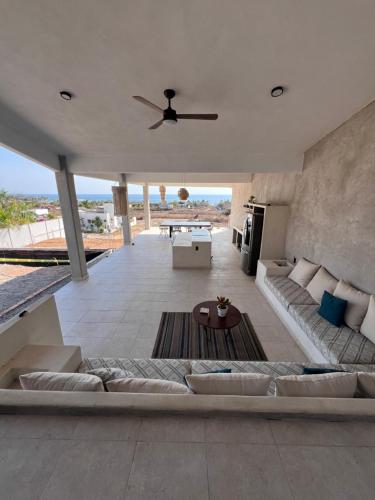 a living room with a couch and a ceiling fan at Casa Amarliz in La Majahua