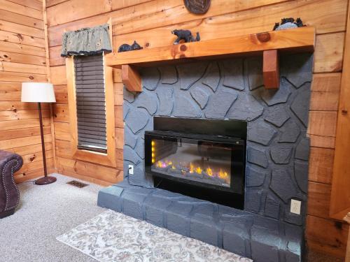 Story Brook: Beautiful true log cabin! Close to Dollywood, State Park, and more! photo 10