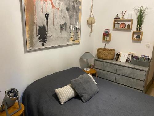 une chambre avec un lit et un tableau au mur dans l'établissement Au Petit Balze, à Arles