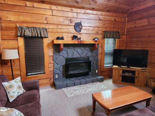 Story Brook: Beautiful true log cabin! Close to Dollywood, State Park, and more! photo 12