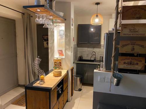 une cuisine avec un comptoir au milieu dans l'établissement Au Petit Balze, à Arles