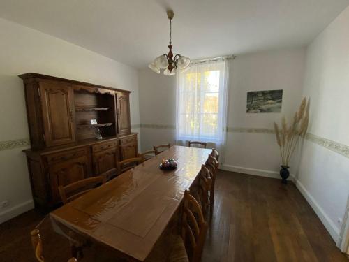 une salle à manger avec une grande table et des chaises en bois dans l'établissement Gîte de charme près du lac du Der avec jardin clos, 4 chambres, parking privé, et équipements modernes - FR-1-611-13, à Valcourt
