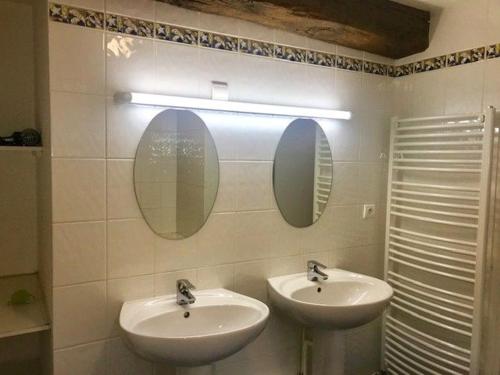 un bagno con due lavandini e uno specchio di Gîte de charme près du lac du Der avec jardin clos, 4 chambres, parking privé, et équipements modernes - FR-1-611-13 a Valcourt