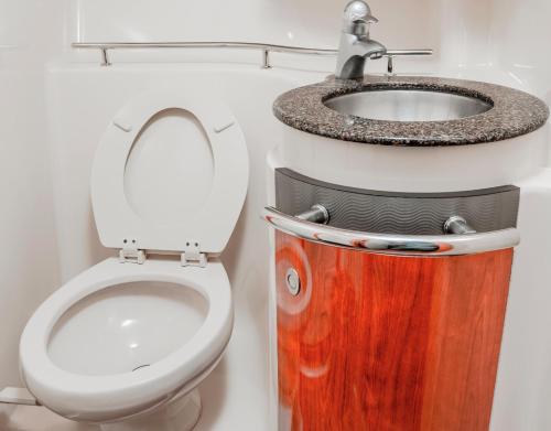 Bilik mandi di All-included private charter