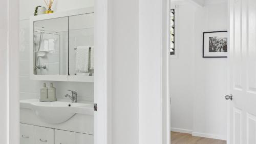 Ένα μπάνιο στο Little Palms - Sleep by the whisper of the waves