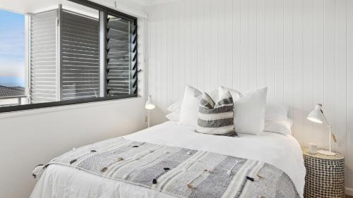 Ένα ή περισσότερα κρεβάτια σε δωμάτιο στο Little Palms - Sleep by the whisper of the waves