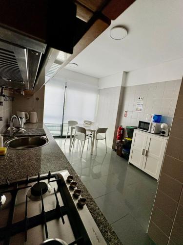 Η κουζίνα ή μικρή κουζίνα στο Cosy Home Azores