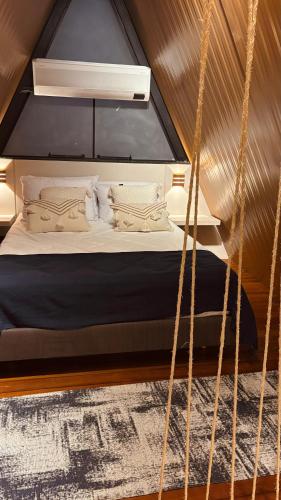 a bedroom with a hammock bed in a tent at Chalés Piribless-Oásis in Pirenópolis