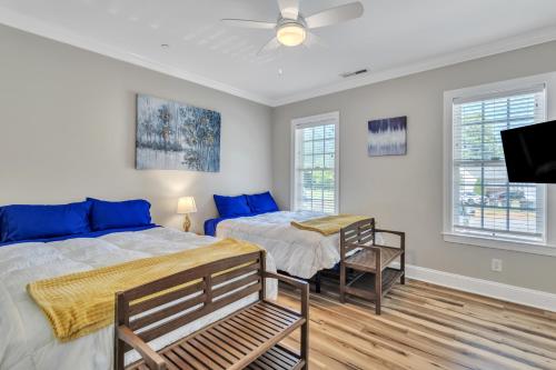 Un dormitorio con dos camas y un televisor de pantalla plana. en Heated Pool l Indoor Jacuzzi Tubs I Arcade l Outdoor Hot Tub, en Winston-Salem